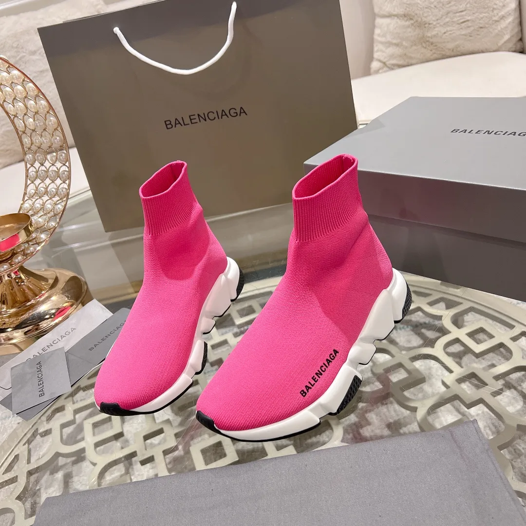 👟👟Ex-factory price 400👟👟 Balenciaga classic sock boots, originally produced by the factory, purchasing agent level. The latest original outsole mold, (TPU ten-vacuum outsole, the highest version on the market, please do not compare prices with TPR outsole, don’t bother if you don’t know the product) The black, white and red three-color vacuum sole shows high-end luxury. •Upper: elastic fly weave double-layer composite gold wire high-elastic knitted mesh cotton •Inner lining: imported double-sided velvet, which is comfortable and resilient to shape •Insole: original imported terry cloth, breathable but not fading •Sole: TPU ten-vacuum outsole (to eliminate pores) •Packaging: full set of packaging (certificate, invoice, cloth bag, handbag) •Size: 34-45 standard code (34, 45, 46.47 can be customized and are not returnable)